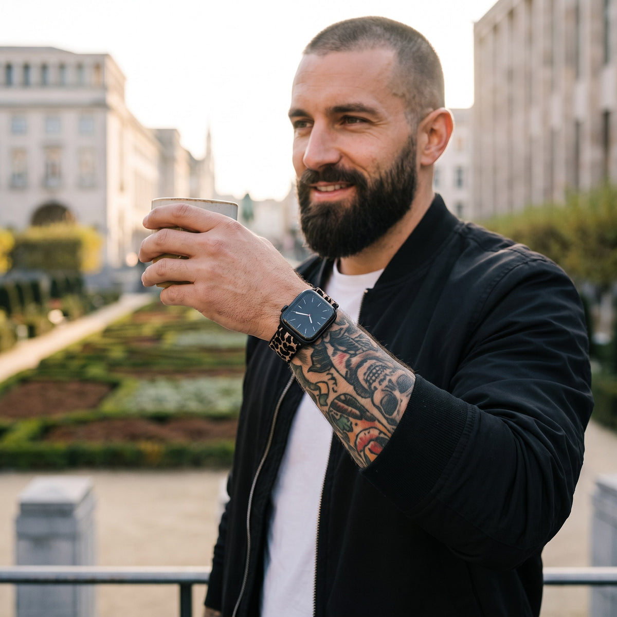 Lot de 8 bracelets Apple Watch élastiques en nylon lot bordeaux et ethnique porté par un homme, look streetwear en Belgique | CHT'M Boutique