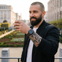 Lot de 8 bracelets Apple Watch élastiques en nylon lot bordeaux et ethnique porté par un homme, look streetwear en Belgique | CHT'M Boutique