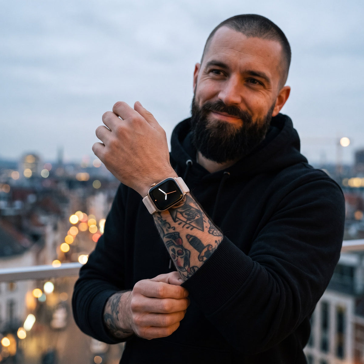Lot de 8 bracelets Apple Watch élastiques en nylon lot neutres et léopard porté par un homme, look streetwear en Belgique | CHT'M Boutique