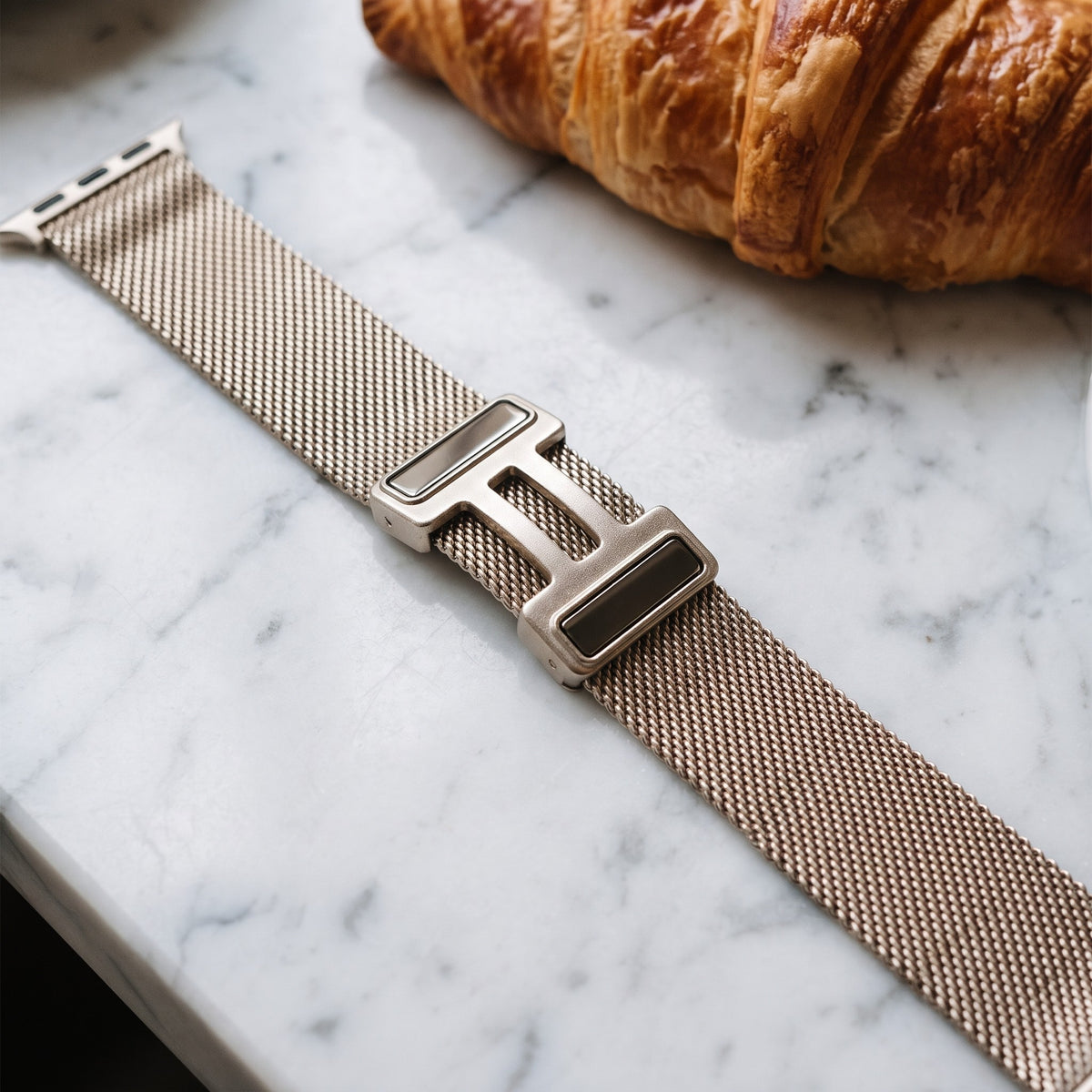 Bracelet Apple Watch milanais magnétique en acier champagne en mise en scène, vue détaillée du bracelet | CHT'M Boutique