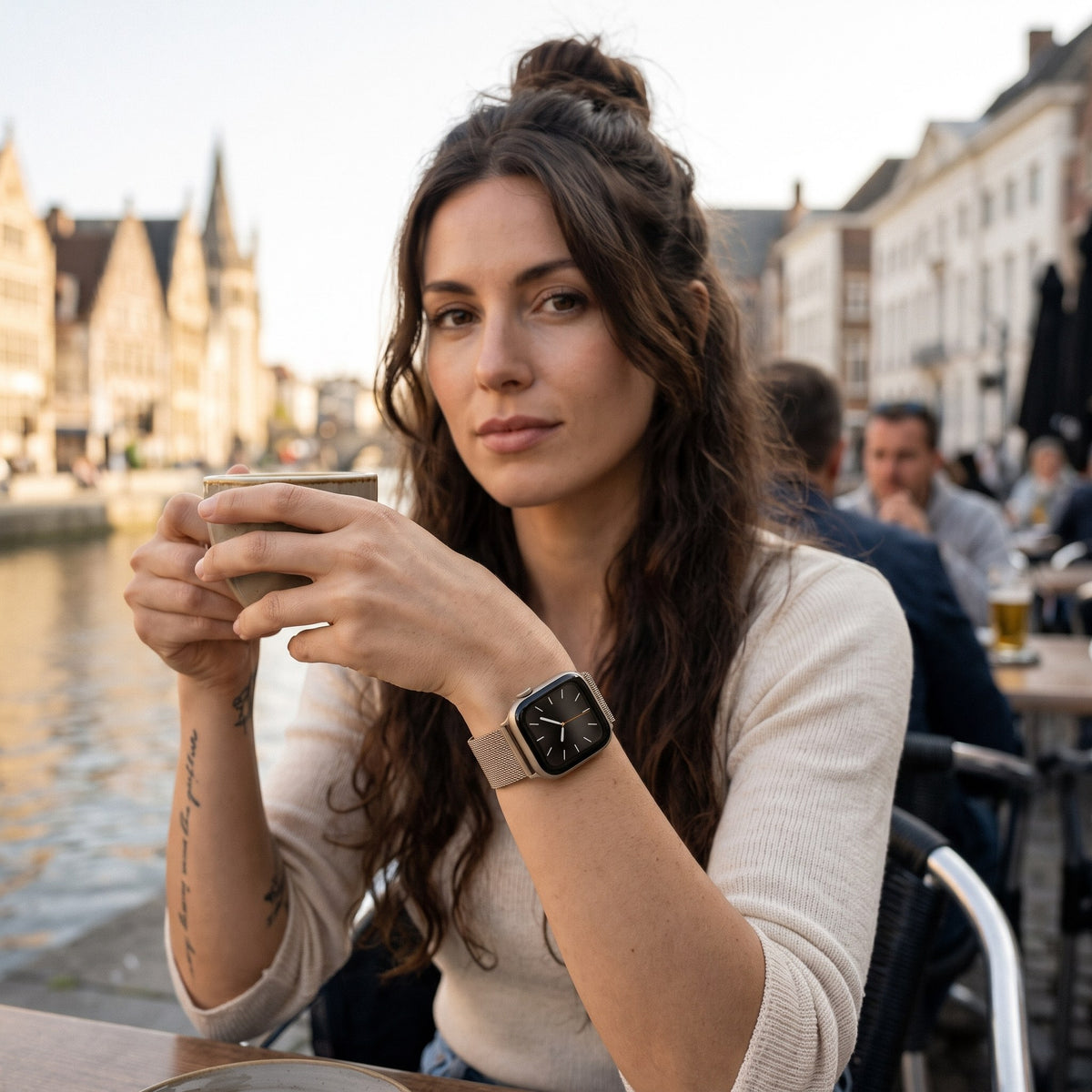 Bracelet Apple Watch milanais magnétique en acier champagne porté par une femme, look streetwear en Belgique | CHT'M Boutique