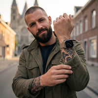 Bracelet Apple Watch milanais magnétique en acier champagne porté par un homme, look streetwear en Belgique | CHT'M Boutique