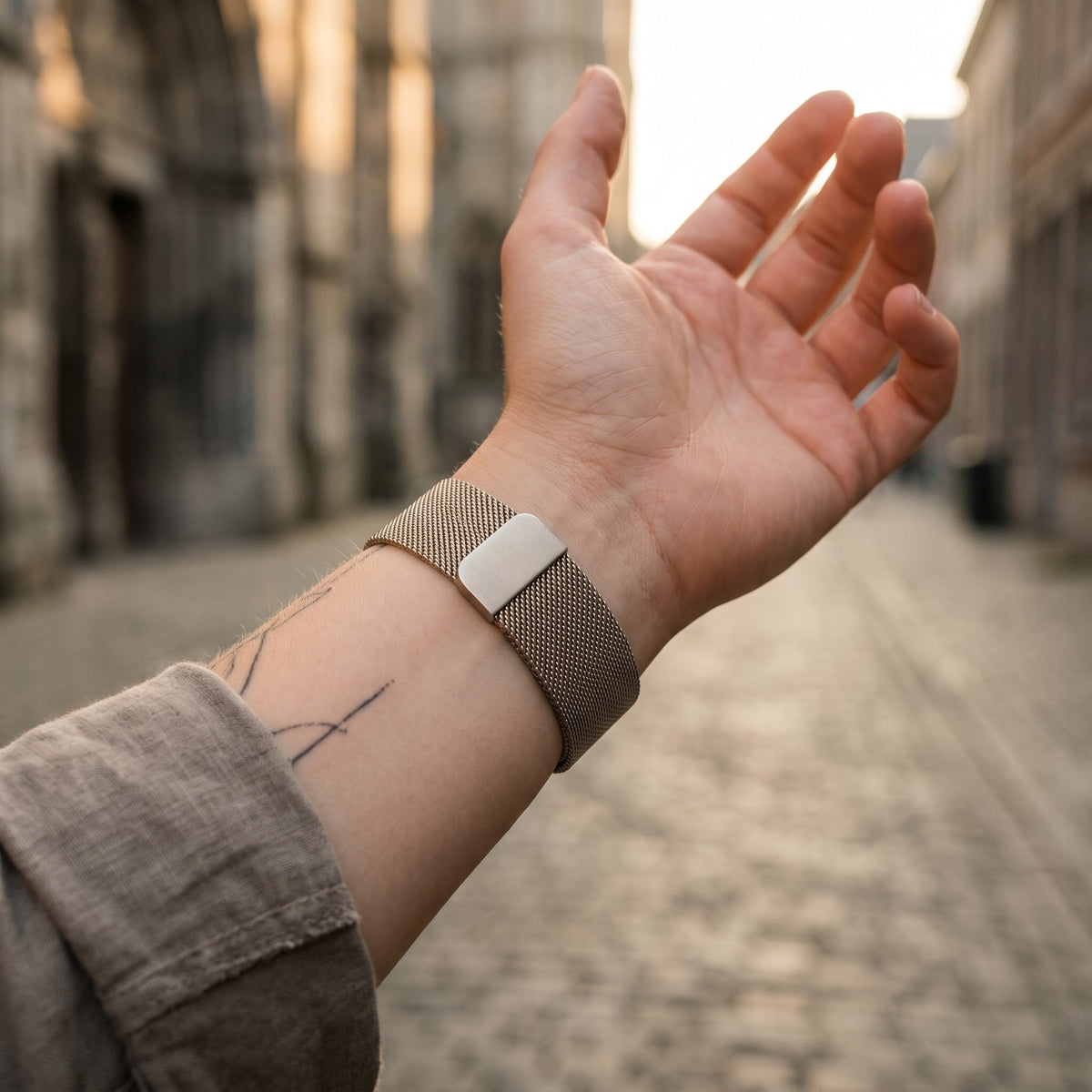 Bracelet Apple Watch milanais magnétique en acier champagne porté au poignet, vue du bracelet et du fermoir | CHT'M Boutique
