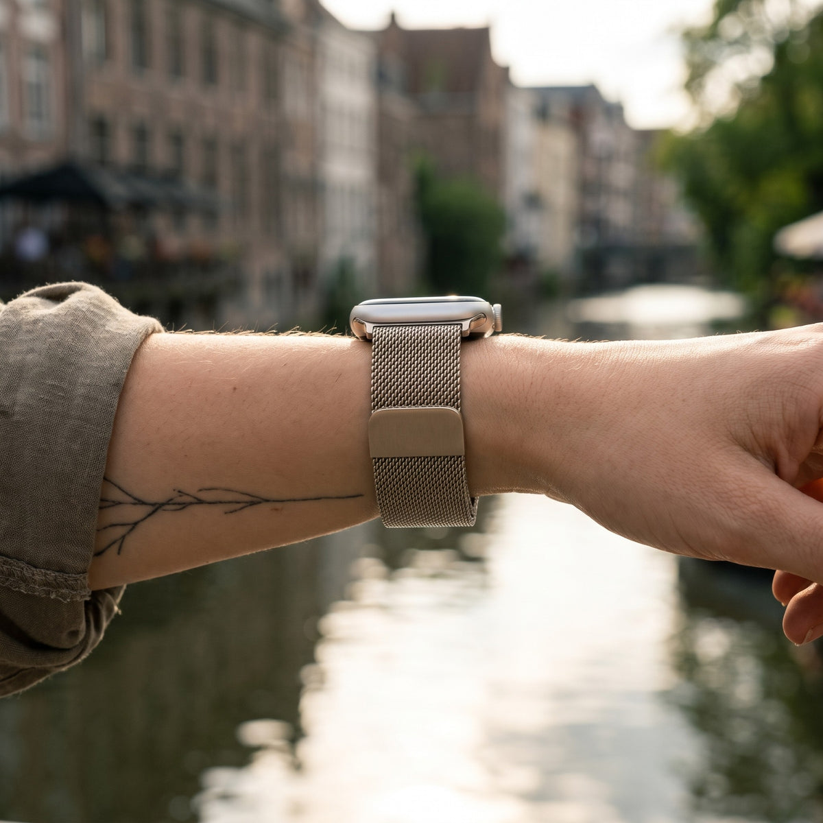 Bracelet Apple Watch milanais magnétique en acier champagne porté au poignet, vue de côté | CHT'M Boutique