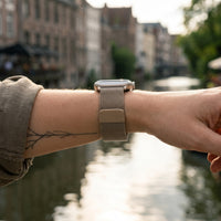 Bracelet Apple Watch milanais magnétique en acier champagne porté au poignet, vue de côté | CHT'M Boutique