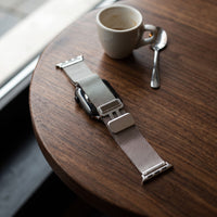 Bracelet Apple Watch milanais magnétique en acier gris argenté en mise en scène, vue détaillée du bracelet | CHT'M Boutique