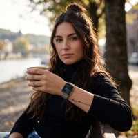 Bracelet Apple Watch milanais magnétique en acier gris argenté porté par une femme, look streetwear en Belgique | CHT'M Boutique