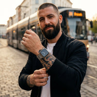 Bracelet Apple Watch milanais magnétique en acier gris argenté porté par un homme, look streetwear en Belgique | CHT'M Boutique