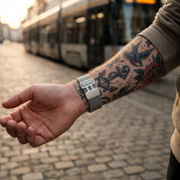 Bracelet Apple Watch milanais magnétique en acier gris argenté porté au poignet, vue du bracelet et du fermoir | CHT'M Boutique