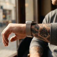 Bracelet Apple Watch milanais magnétique en acier gris argenté porté au poignet, vue de côté | CHT'M Boutique