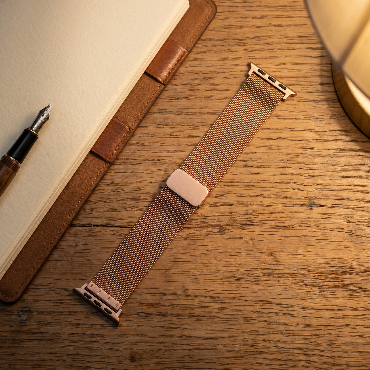 Bracelet Apple Watch milanais magnétique en acier rose doré en mise en scène, vue détaillée du bracelet | CHT'M Boutique