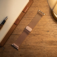 Bracelet Apple Watch milanais magnétique en acier rose doré en mise en scène, vue détaillée du bracelet | CHT'M Boutique