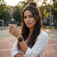 Bracelet Apple Watch milanais magnétique en acier rose doré porté par une femme, look streetwear en Belgique | CHT'M Boutique