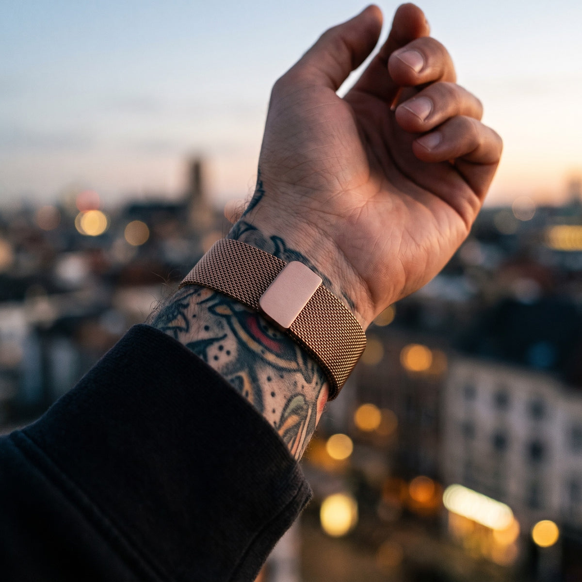 Bracelet Apple Watch milanais magnétique en acier rose doré porté au poignet, vue du bracelet et du fermoir | CHT'M Boutique