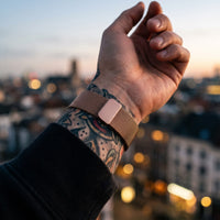 Bracelet Apple Watch milanais magnétique en acier rose doré porté au poignet, vue du bracelet et du fermoir | CHT'M Boutique