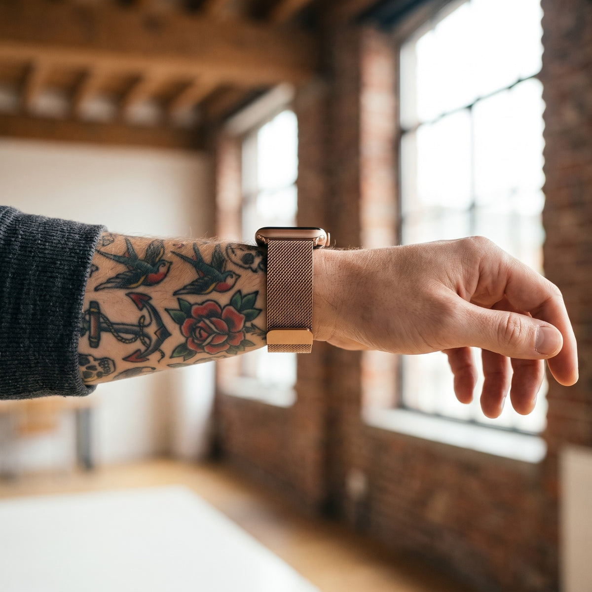 Bracelet Apple Watch milanais magnétique en acier rose doré porté au poignet, vue de côté | CHT'M Boutique