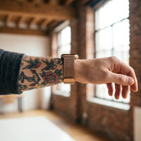 Bracelet Apple Watch milanais magnétique en acier rose doré porté au poignet, vue de côté | CHT'M Boutique