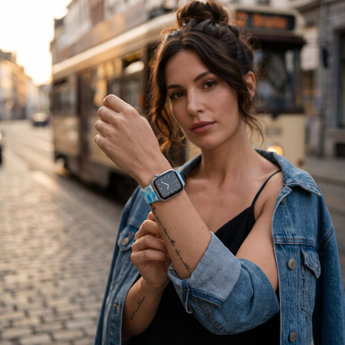 Bracelet Apple Watch en nylon motif peinture aquarelle bleu ciel porté par une femme, look streetwear en Belgique | CHT'M Boutique