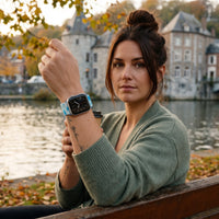 Bracelet Apple Watch en nylon motif peinture aquarelle bleu ciel porté par une femme, look streetwear en Belgique | CHT'M Boutique