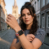 Bracelet Apple Watch en nylon motif peinture aquarelle rose et bleu porté par une femme, look streetwear en Belgique | CHT'M Boutique