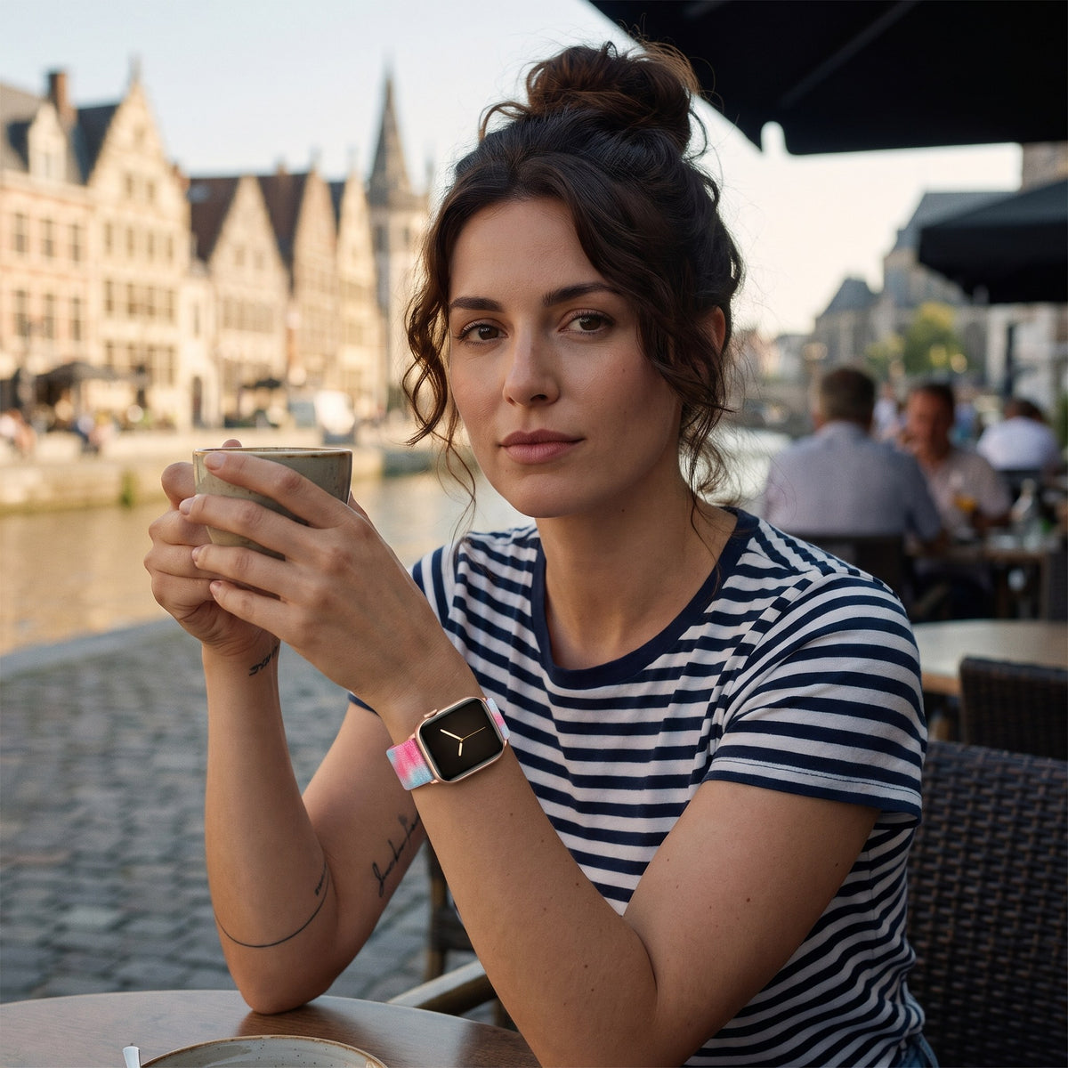 Bracelet Apple Watch en nylon motif peinture aquarelle rose et bleu porté par une femme, look streetwear en Belgique | CHT'M Boutique