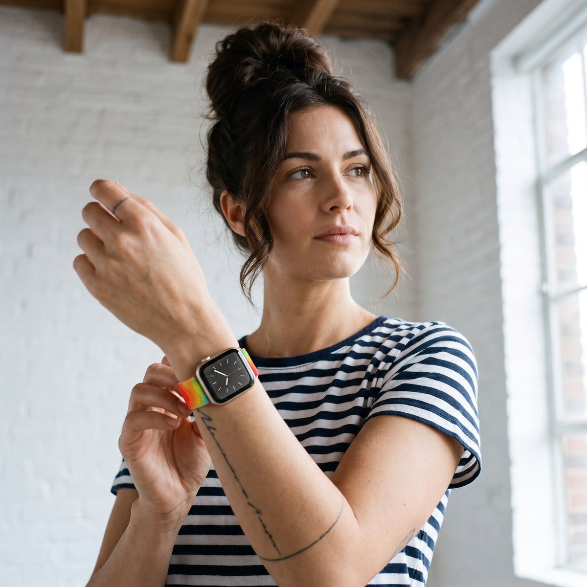 Bracelet Apple Watch en nylon motif peinture arc-en-ciel vif porté par une femme, look streetwear en Belgique | CHT'M Boutique