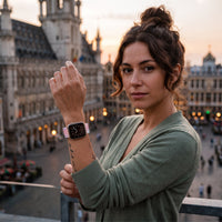 Bracelet Apple Watch en nylon motif peinture pastel arc-en-ciel porté par une femme, look streetwear en Belgique | CHT'M Boutique