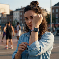 Bracelet Apple Watch en nylon motif peinture pastel arc-en-ciel porté par une femme, look streetwear en Belgique | CHT'M Boutique