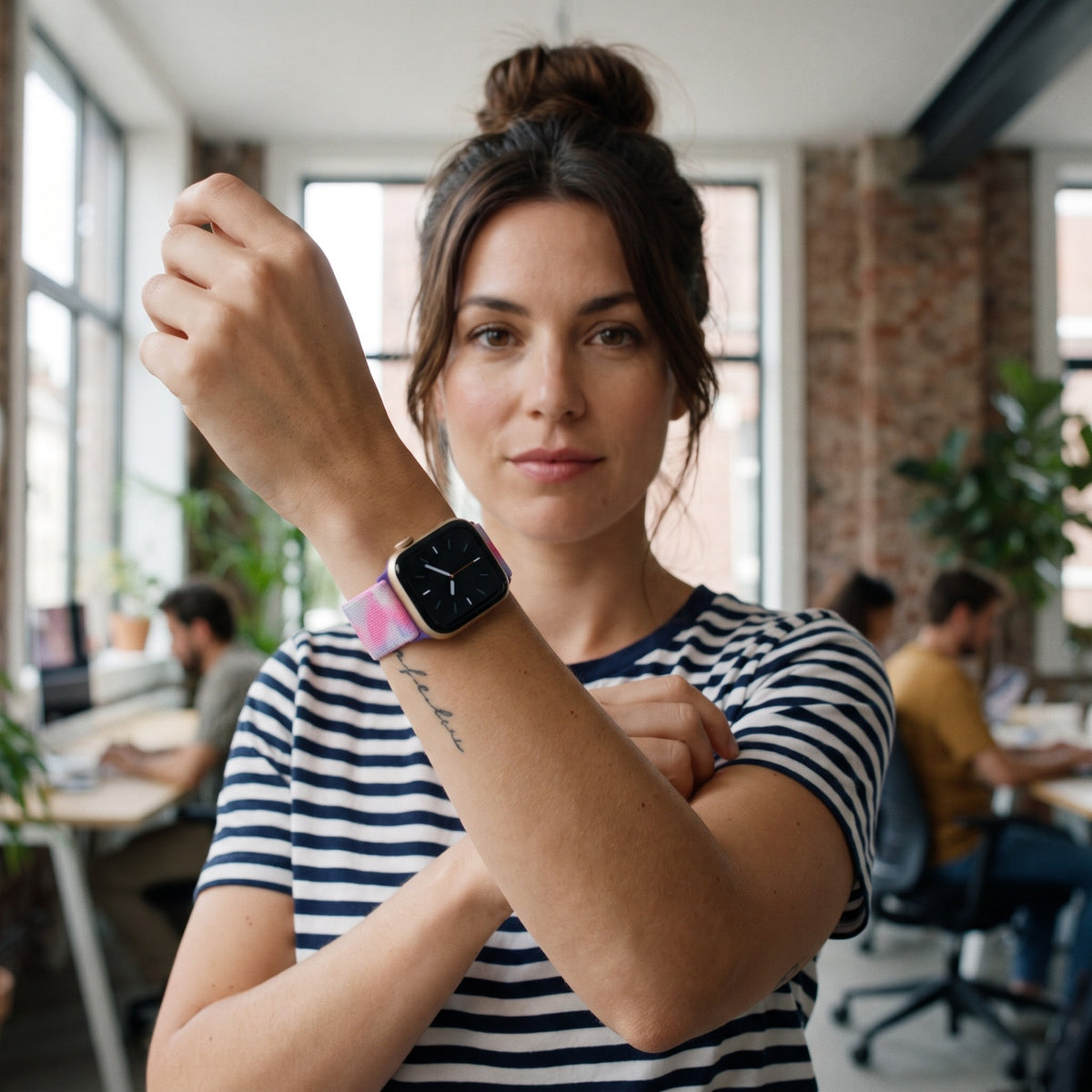 Bracelet Apple Watch en nylon motif peinture rose et violet porté par une femme, look streetwear en Belgique | CHT'M Boutique