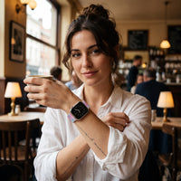Bracelet Apple Watch en nylon motif peinture rose poudré lilas porté par une femme, look streetwear en Belgique | CHT'M Boutique