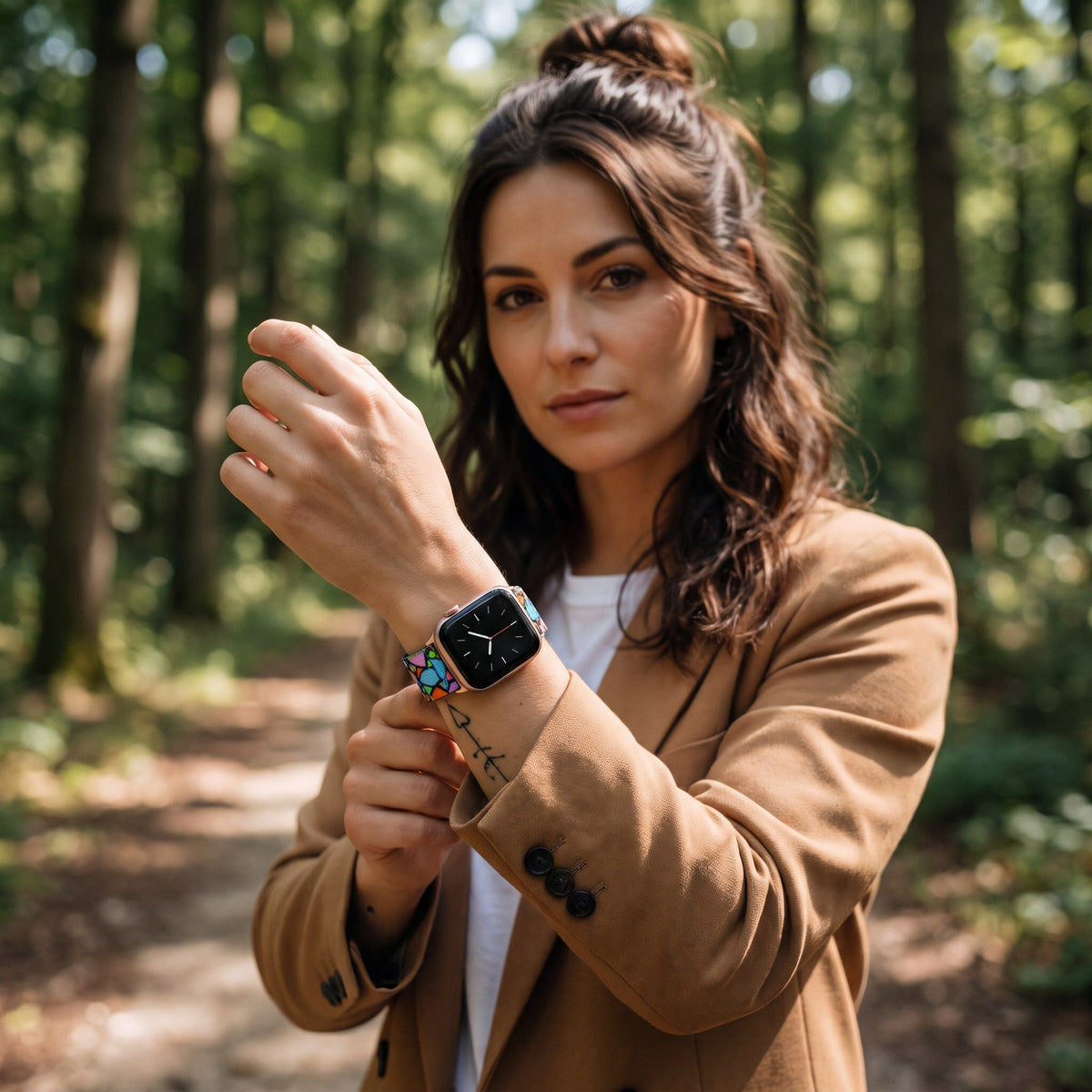 Bracelet Apple Watch en nylon motif peinture vitrail multicolore porté par une femme, look streetwear en Belgique | CHT'M Boutique