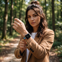Bracelet Apple Watch en nylon motif peinture vitrail multicolore porté par une femme, look streetwear en Belgique | CHT'M Boutique