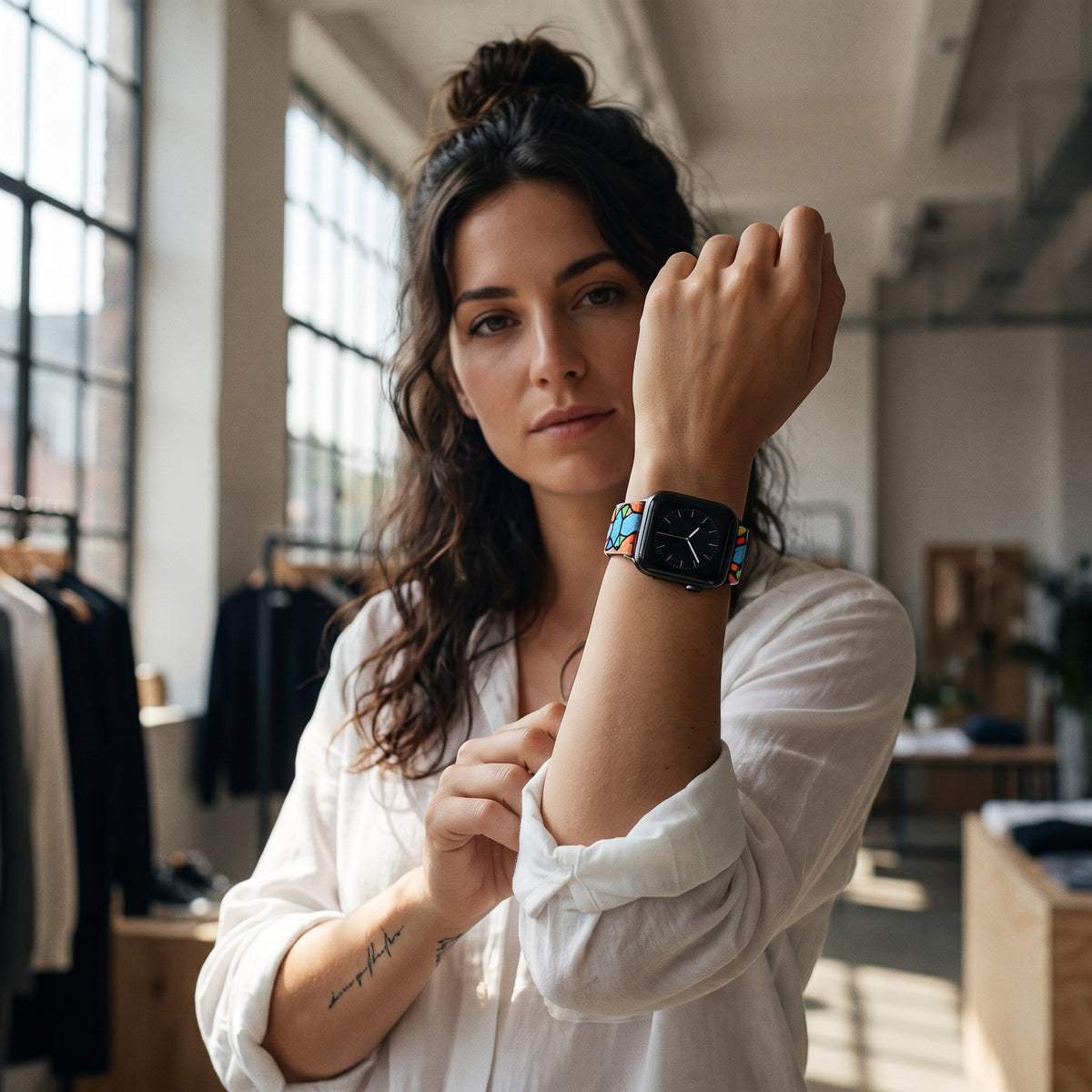 Bracelet Apple Watch en nylon motif peinture vitrail multicolore porté par une femme, look streetwear en Belgique | CHT'M Boutique