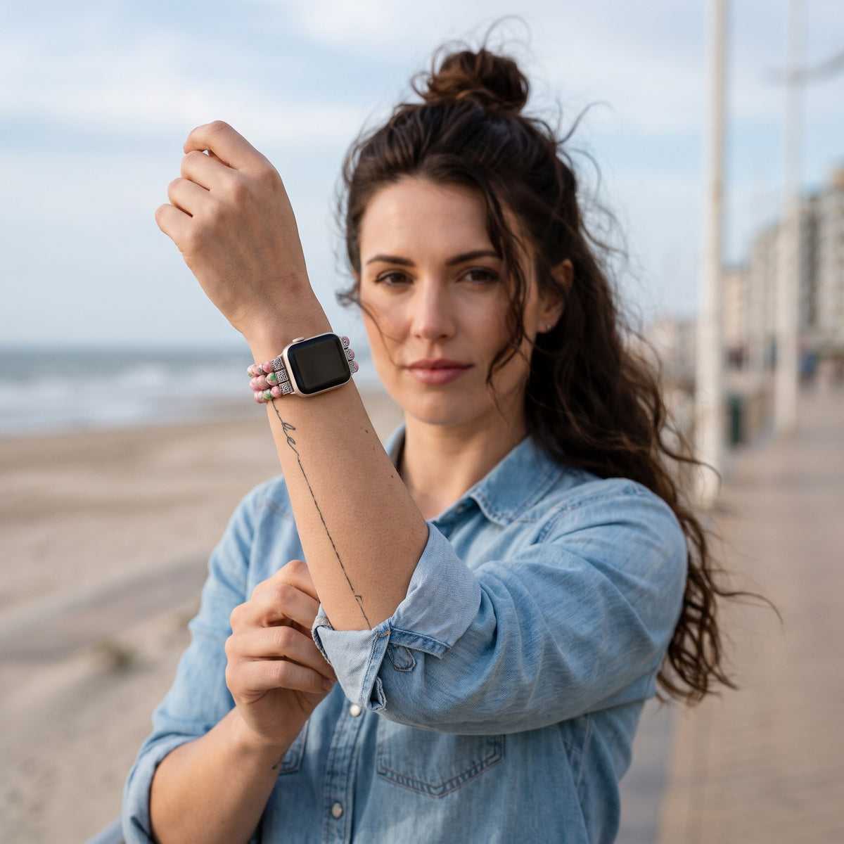 Bracelet Apple Watch en perles de jade rose porté par une femme, look streetwear en Belgique | CHT'M Boutique