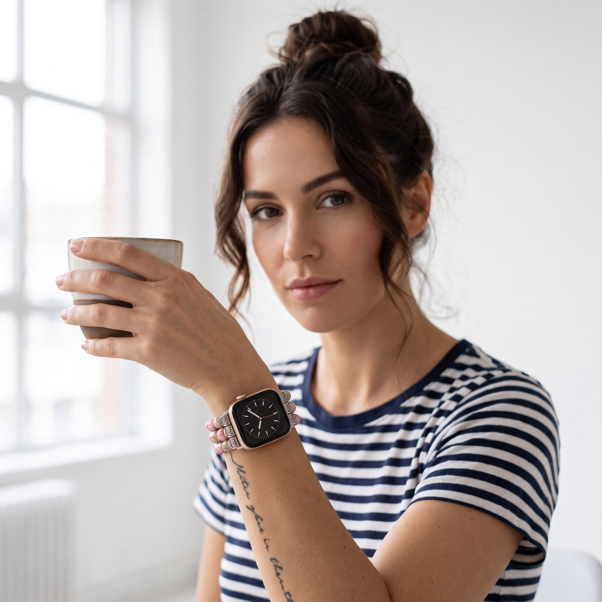 Bracelet Apple Watch en perles de jade rose porté par une femme, look streetwear en Belgique | CHT'M Boutique