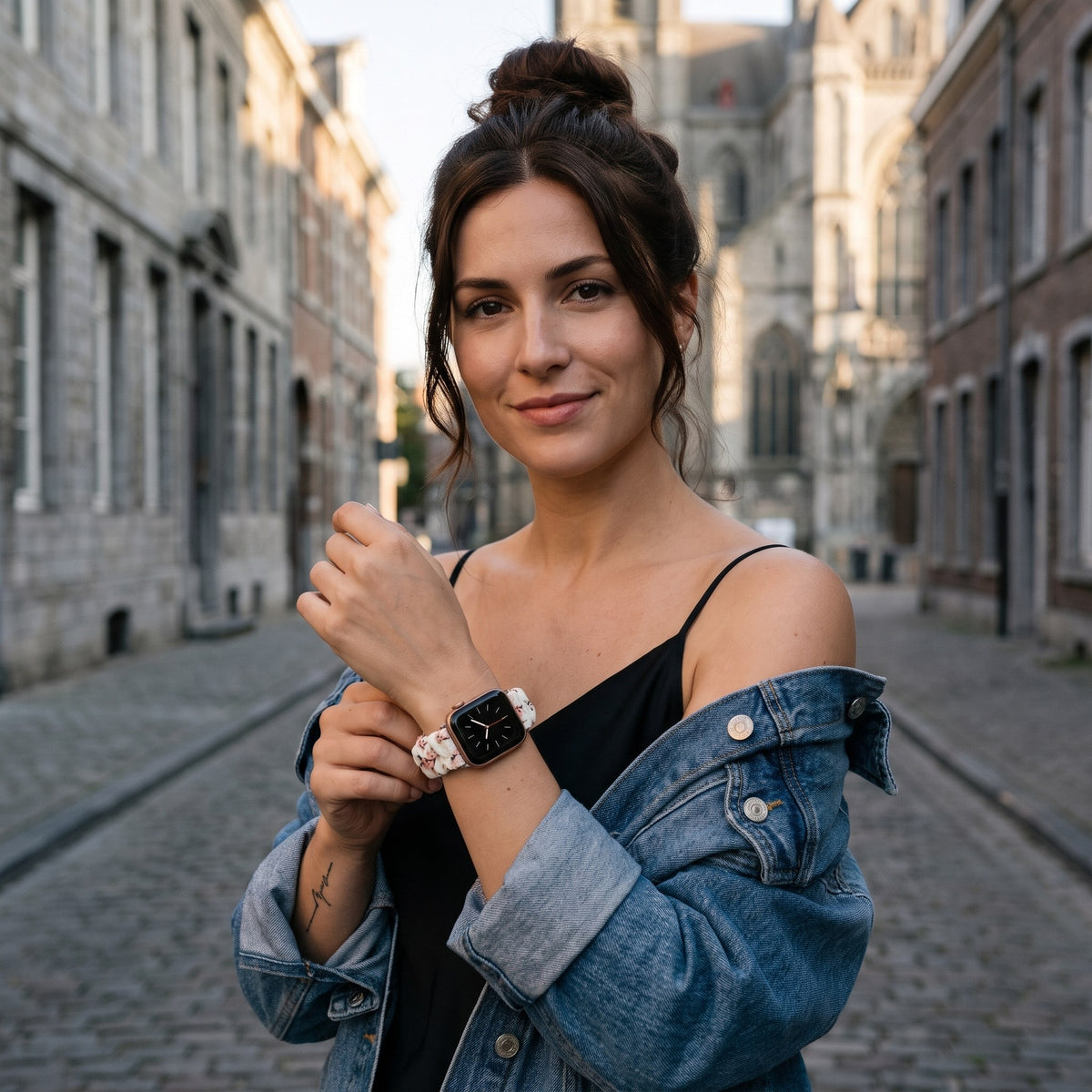 Bracelet Apple Watch chouchou scrunchie blanc lait fleuri porté par une femme, look streetwear en Belgique | CHT'M Boutique