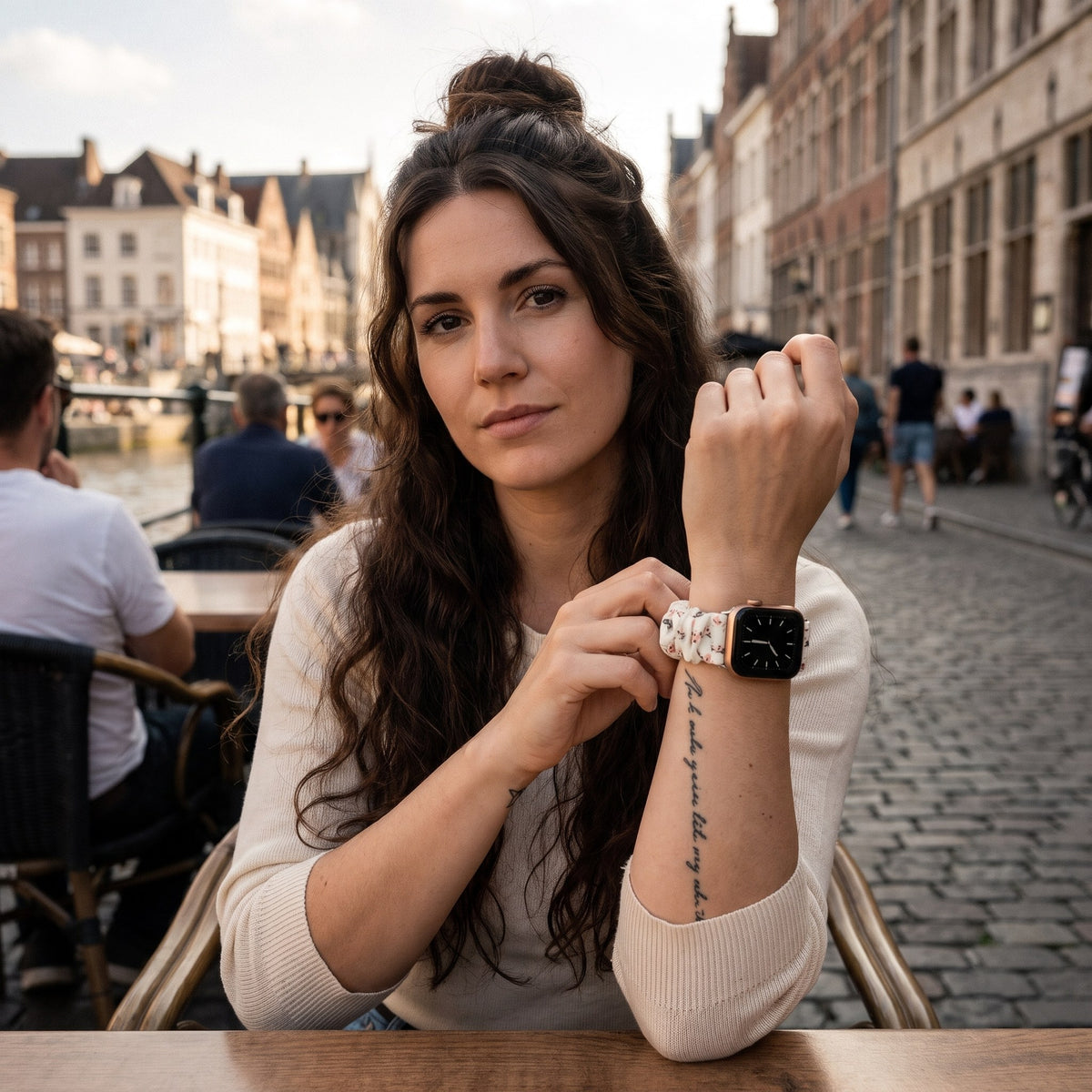 Bracelet Apple Watch chouchou scrunchie blanc lait fleuri porté par une femme, look streetwear en Belgique | CHT'M Boutique