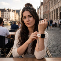 Bracelet Apple Watch chouchou scrunchie blanc lait fleuri porté par une femme, look streetwear en Belgique | CHT'M Boutique