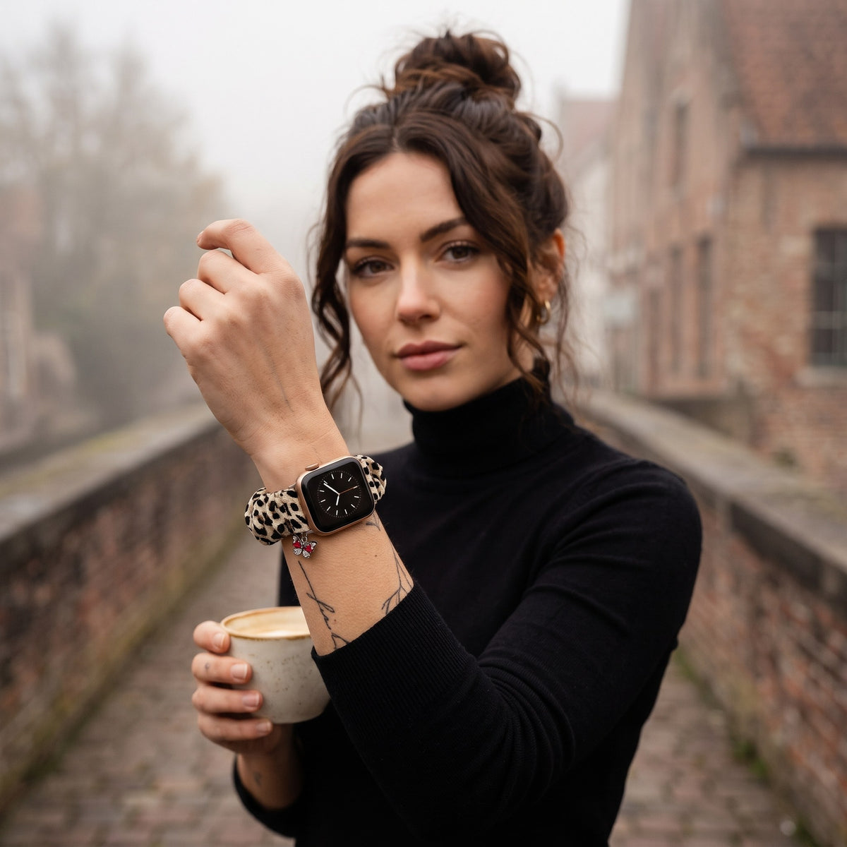 Bracelet Apple Watch chouchou scrunchie léopard porté par une femme, look streetwear en Belgique | CHT'M Boutique