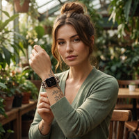 Bracelet Apple Watch chouchou scrunchie léopard porté par une femme, look streetwear en Belgique | CHT'M Boutique