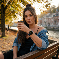 Bracelet Apple Watch sport en silicone bleu marine porté par une femme, look streetwear en Belgique | CHT'M Boutique