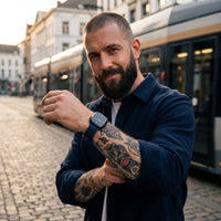Bracelet Apple Watch sport en silicone bleu marine porté par un homme, look streetwear en Belgique | CHT'M Boutique