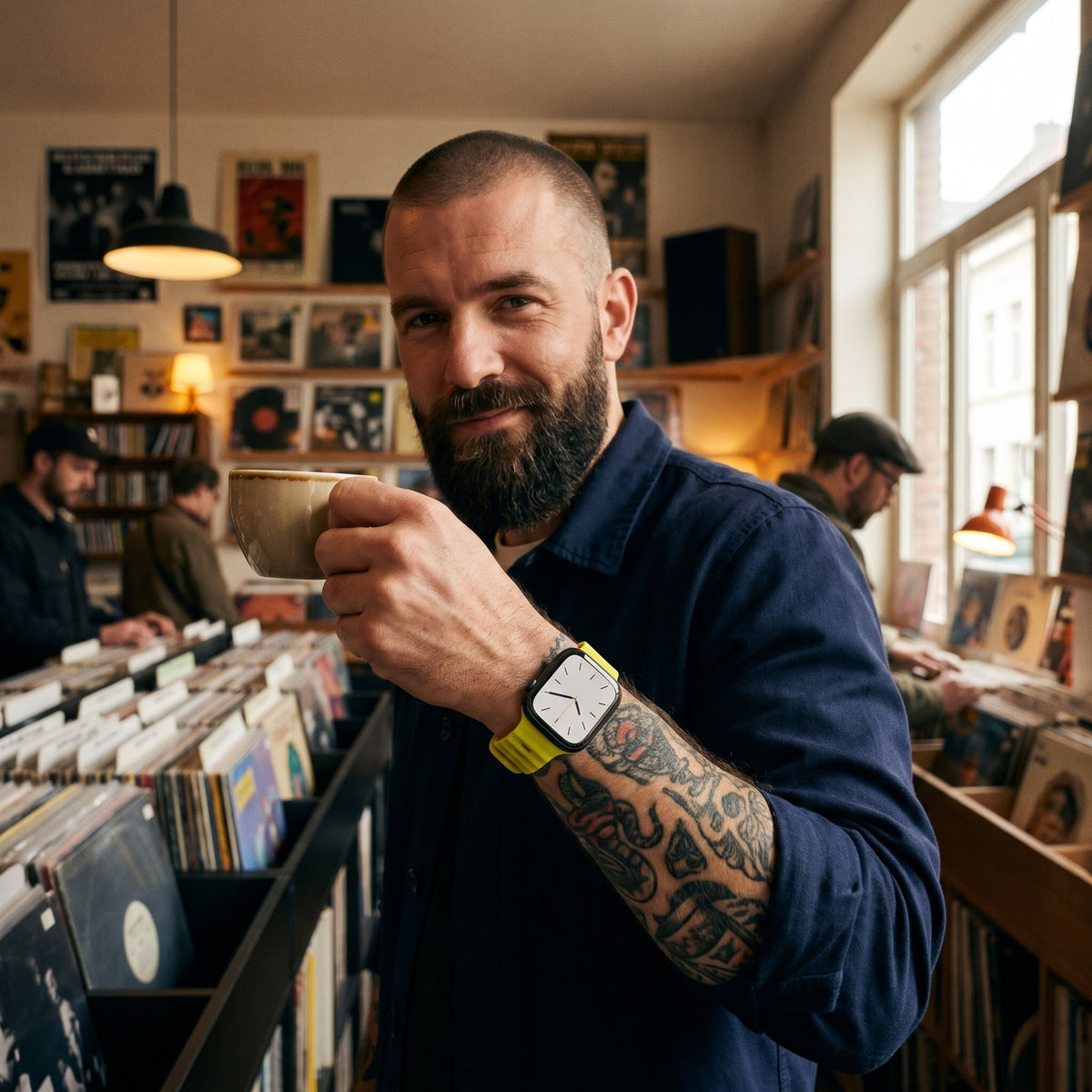 Bracelet Apple Watch sport en silicone jaune et jaune fluo porté par un homme, look streetwear en Belgique | CHT'M Boutique