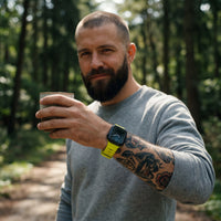 Bracelet Apple Watch sport en silicone jaune fluo porté par un homme, look streetwear en Belgique | CHT'M Boutique