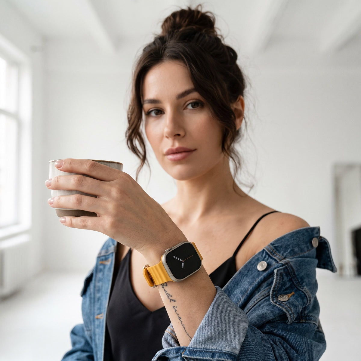 Bracelet Apple Watch sport en silicone jaune porté par une femme, look streetwear en Belgique | CHT'M Boutique