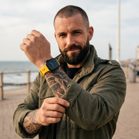 Bracelet Apple Watch sport en silicone jaune porté par un homme, look streetwear en Belgique | CHT'M Boutique