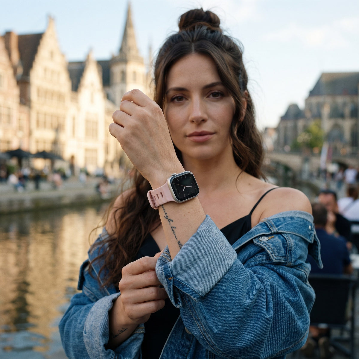 Bracelet Apple Watch sport en silicone rose poudré porté par une femme, look streetwear en Belgique | CHT'M Boutique