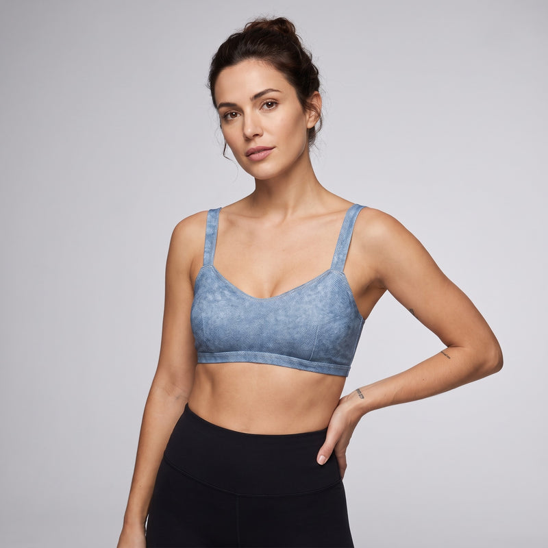 Brassière de sport originale effet jean bleu clair portée par une mannequin CHT'M