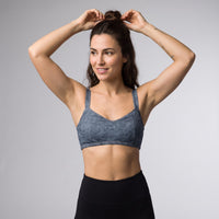 Brassière de sport originale effet jean bleu jean portée par une mannequin CHT'M