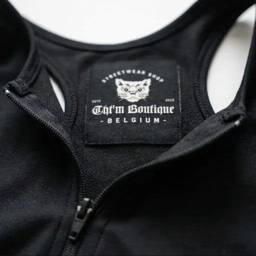Étiquette intérieure CHT'M Boutique cousue dans le dos de la brassière de sport